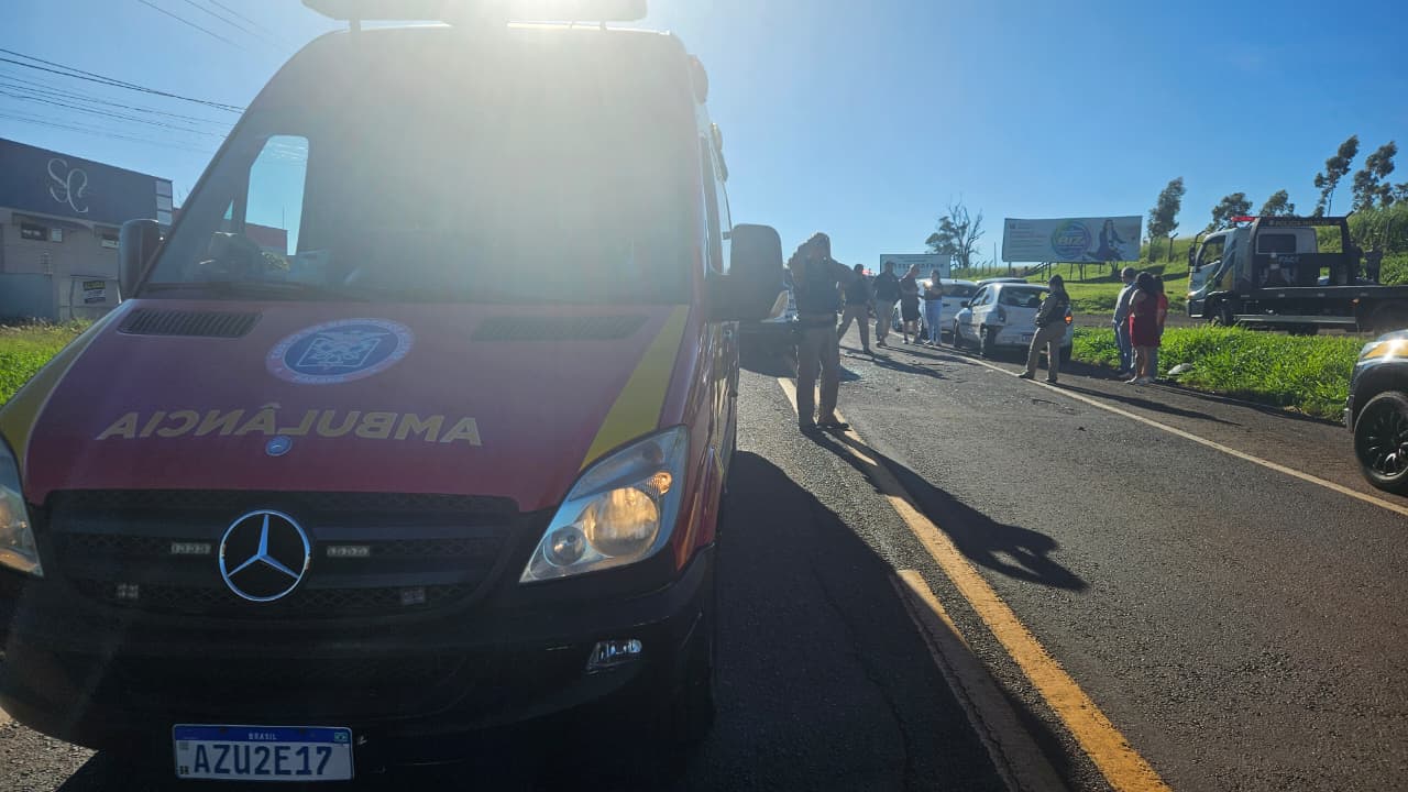 Engavetamento entre três carros deixa duas mulheres feridas em Apucarana