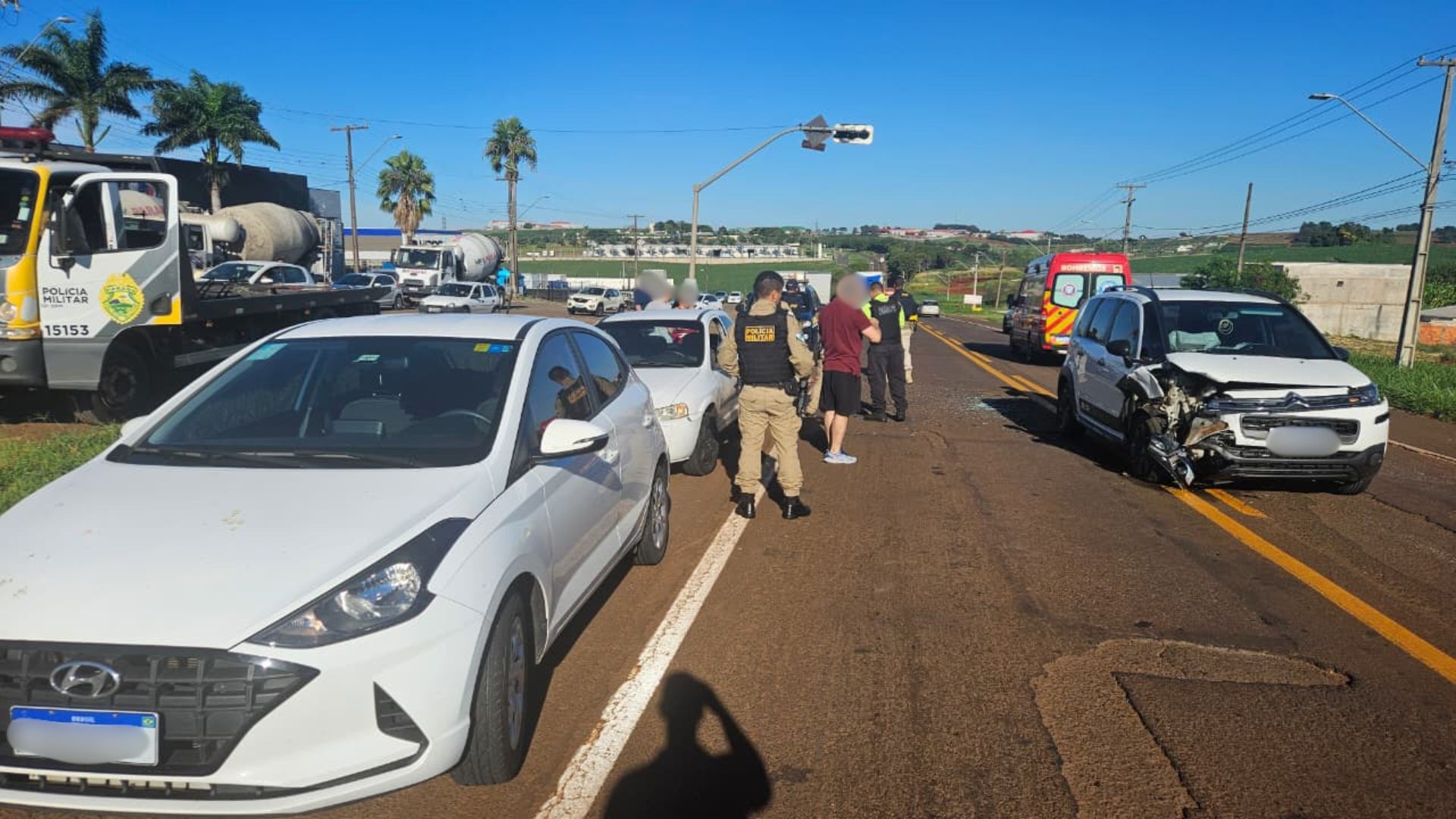 Engavetamento entre três carros deixa duas mulheres feridas em Apucarana