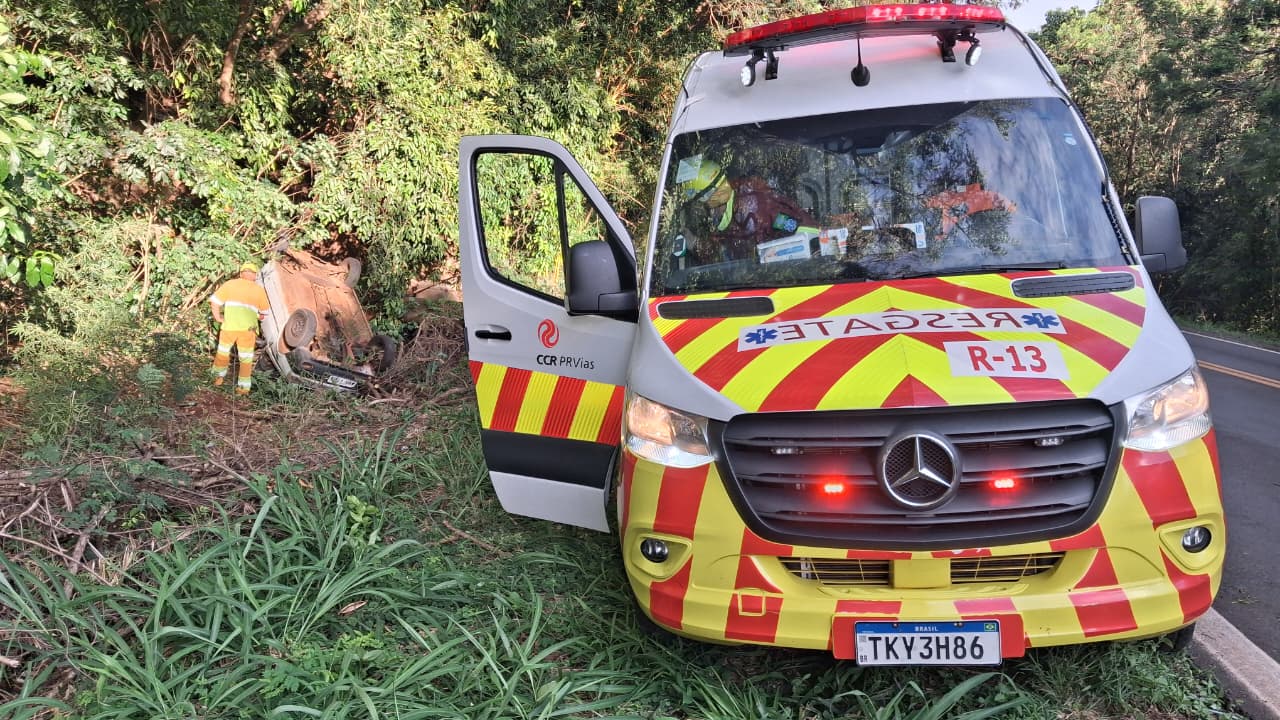 Fiat Uno é encontrado capotado no Contorno Norte em Apucarana