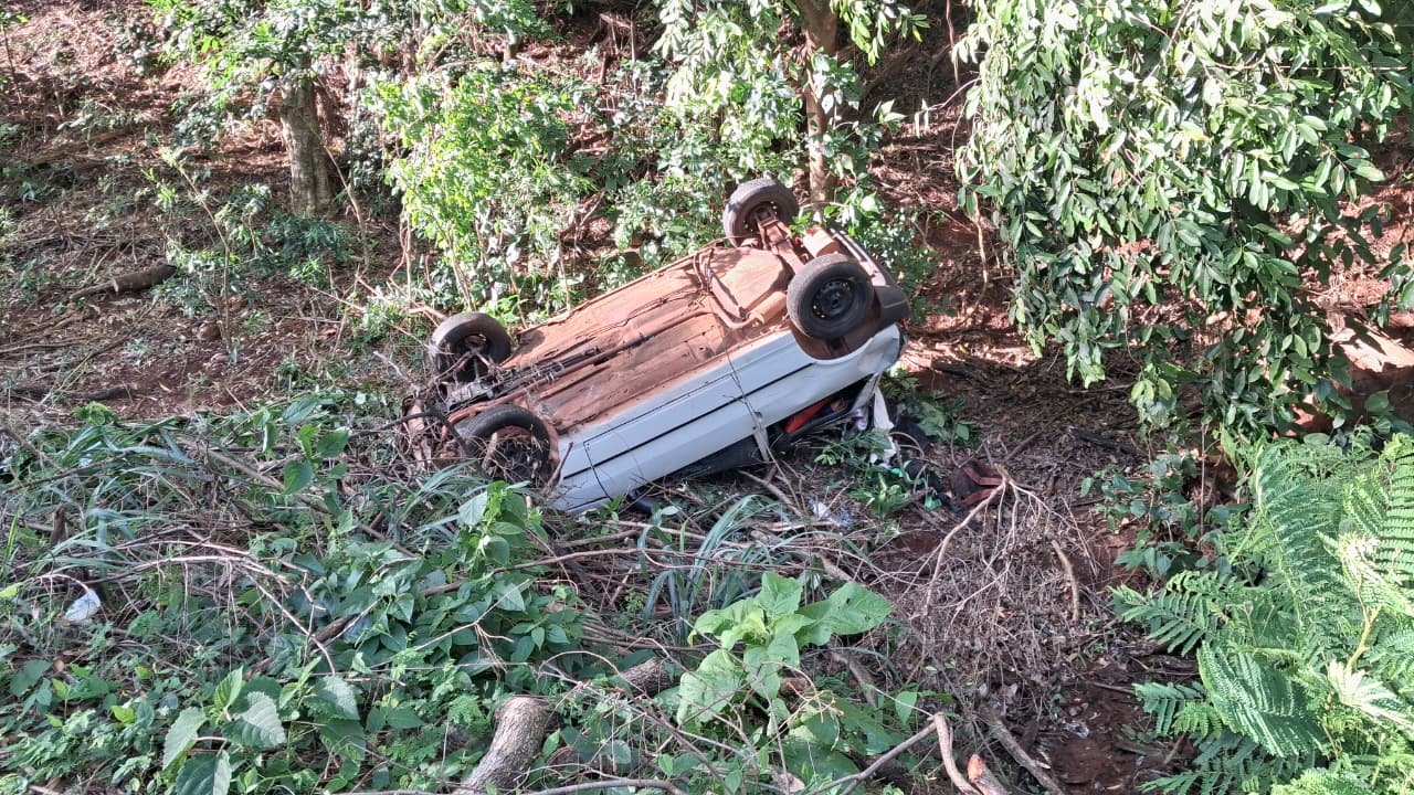 Fiat Uno é encontrado capotado no Contorno Norte em Apucarana