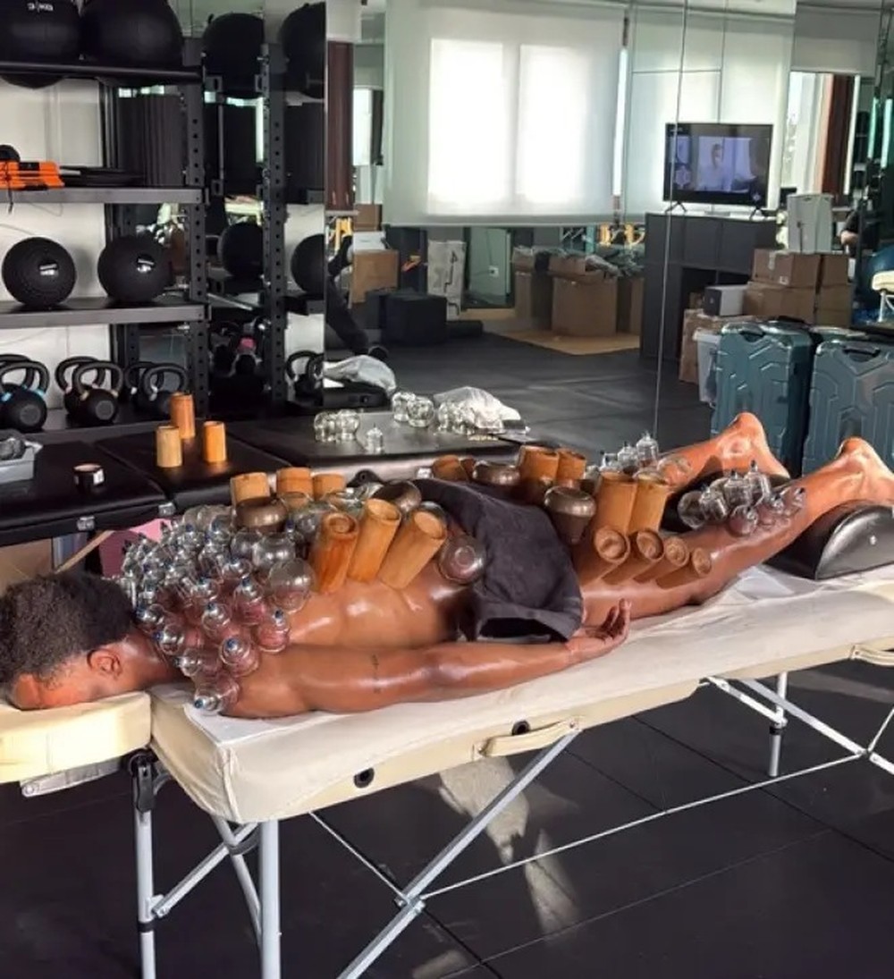 Fotos de atacante com ventosas pelo corpo viraliza e intriga torcedores: "Sugado"