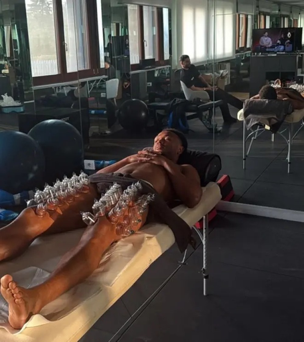 Fotos de atacante com ventosas pelo corpo viraliza e intriga torcedores: "Sugado"