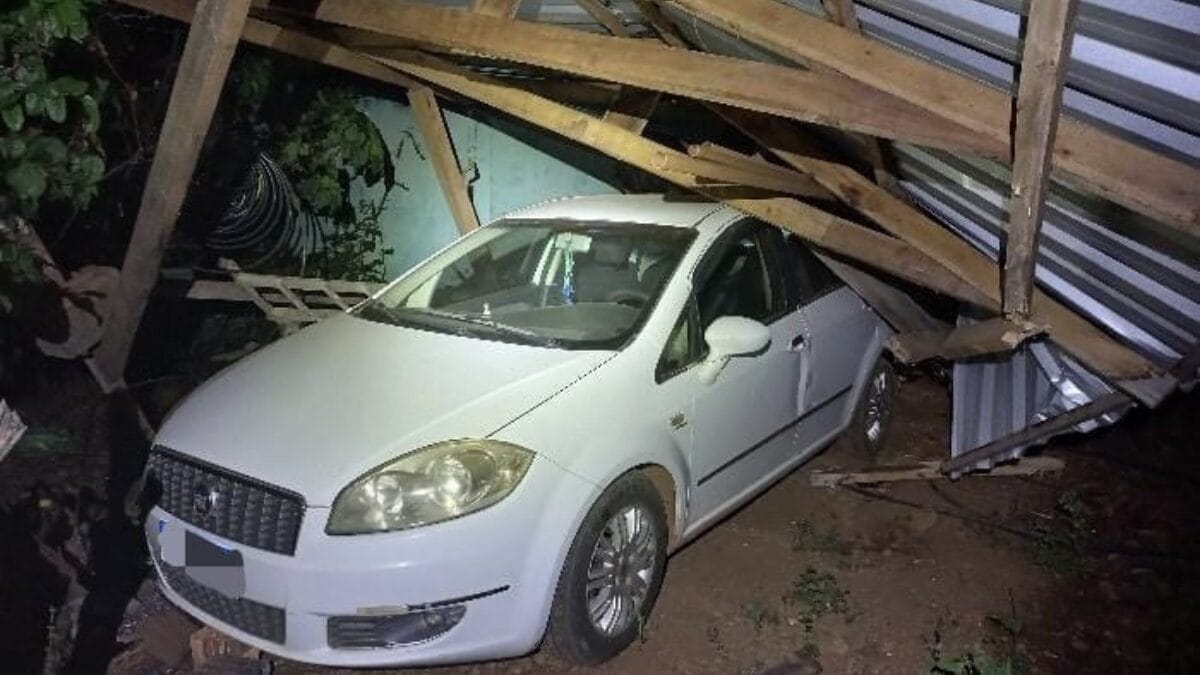 Homem usa trator para derrubar garagem sobre carro da esposa em SC