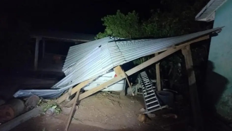 Homem usa trator para derrubar garagem sobre carro da esposa em SC