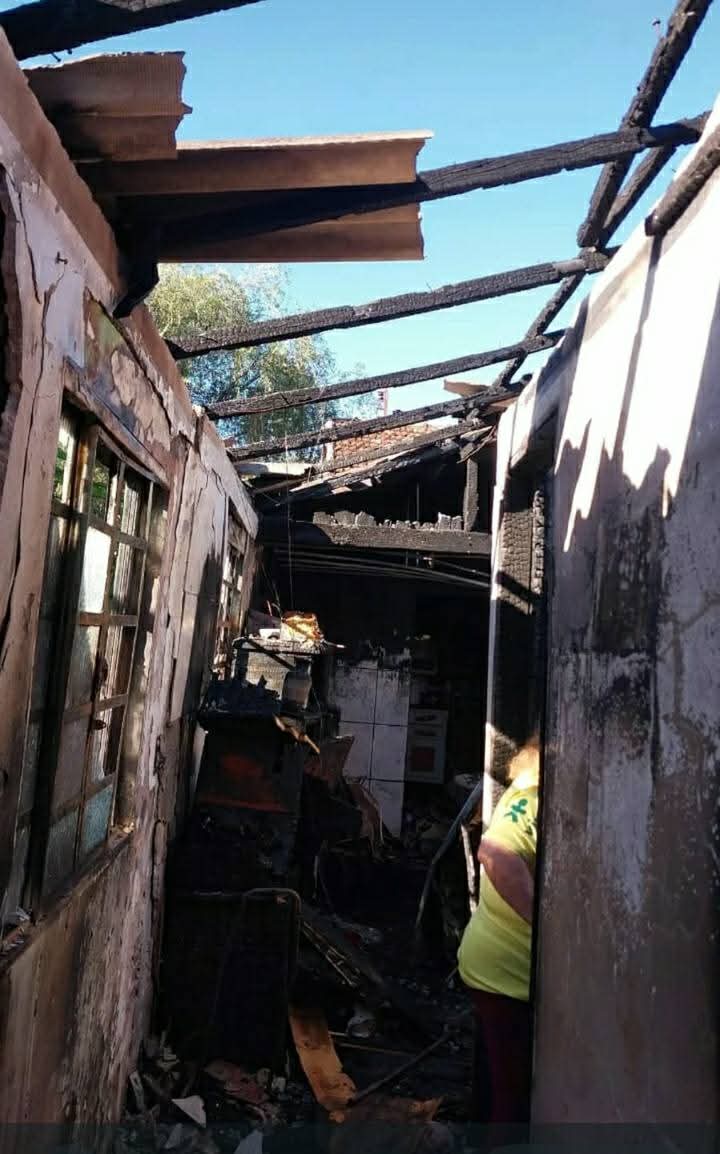 Idosa que teve casa destruída por incêndio pede ajuda para recomeçar a vida