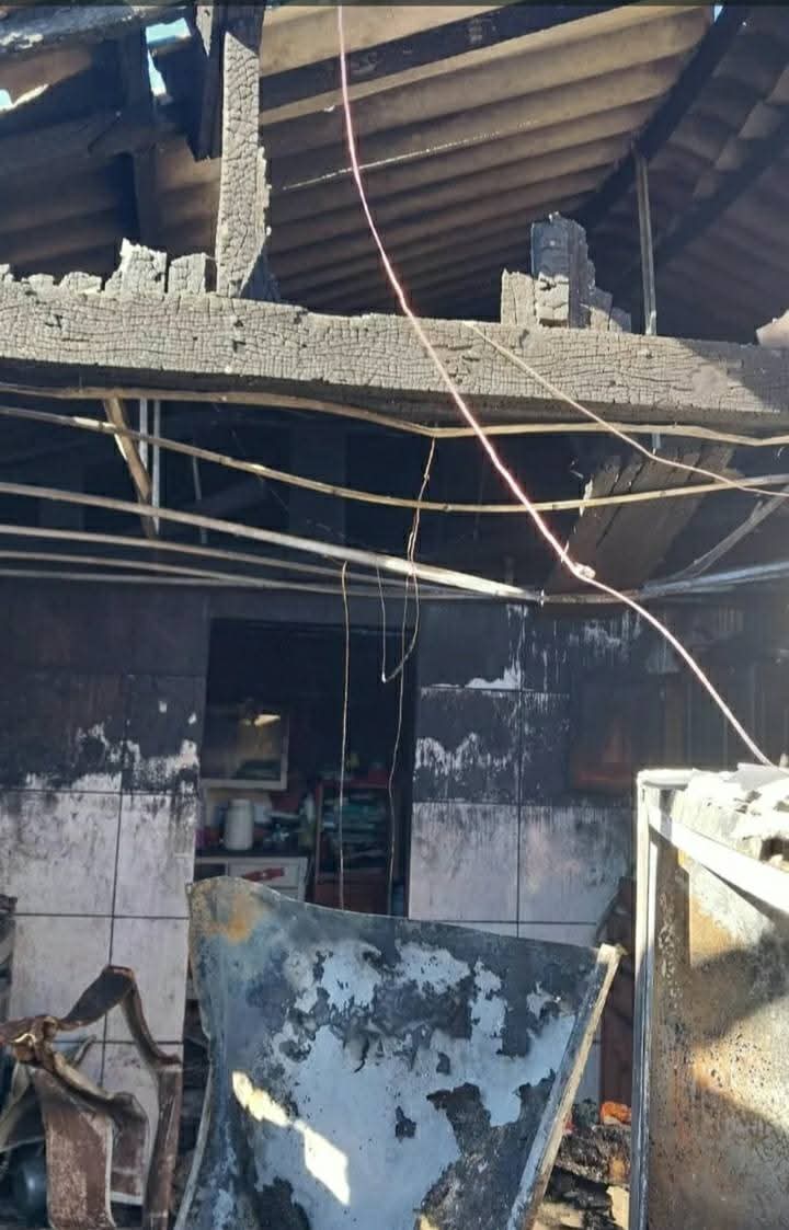 Idosa que teve casa destruída por incêndio pede ajuda para recomeçar a vida