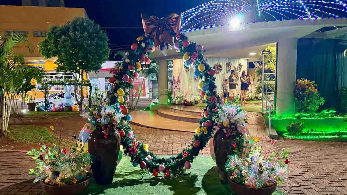 Ivaiporã entra no clima de Páscoa com decoração especial na praça