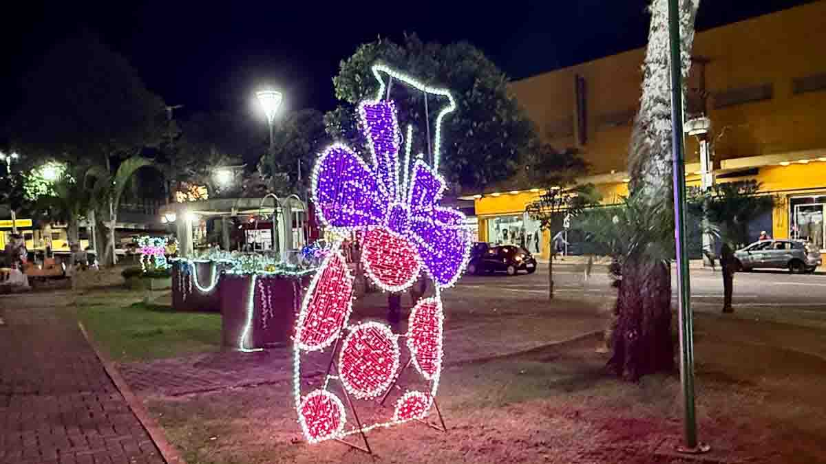 Ivaiporã entra no clima de Páscoa com decoração especial na praça