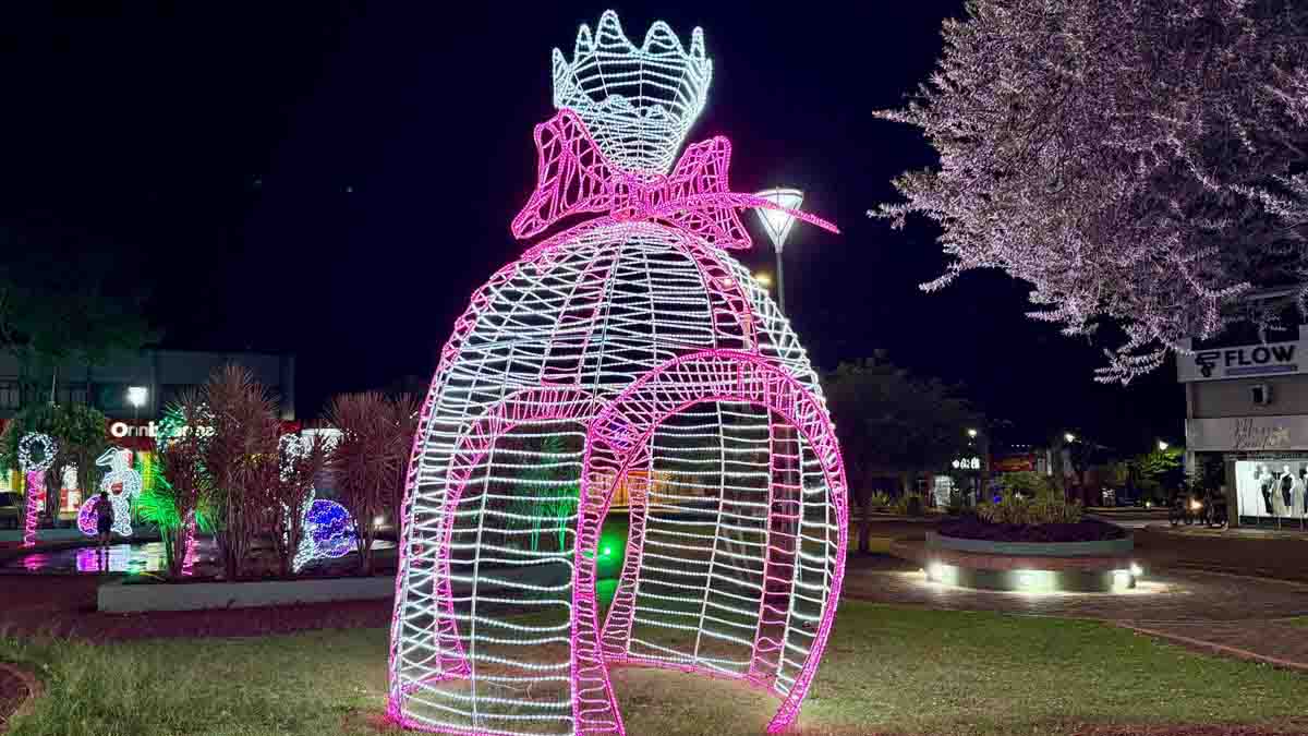 Ivaiporã entra no clima de Páscoa com decoração especial na praça