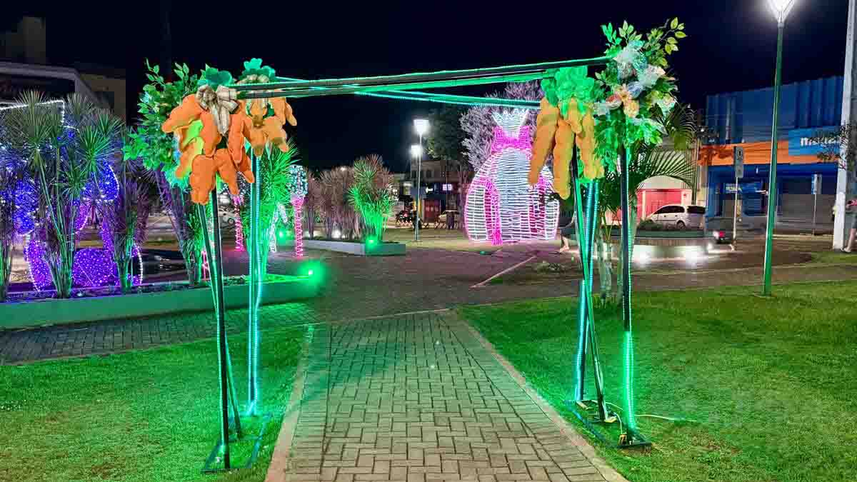 Ivaiporã entra no clima de Páscoa com decoração especial na praça