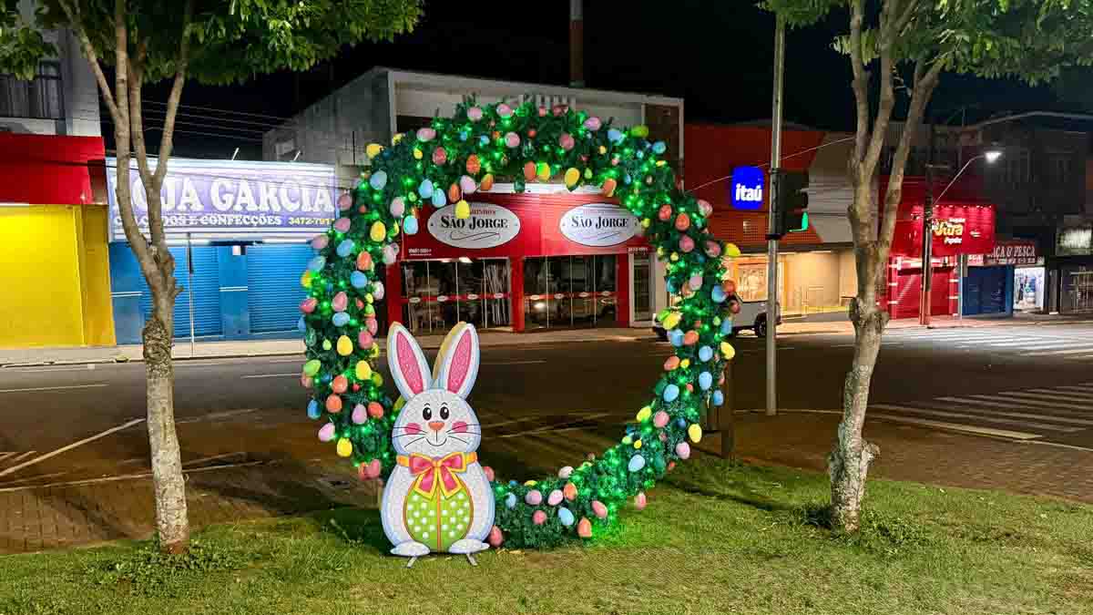 Ivaiporã entra no clima de Páscoa com decoração especial na praça