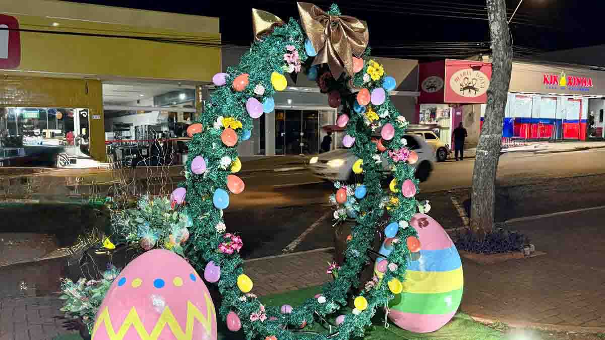 Ivaiporã entra no clima de Páscoa com decoração especial na praça