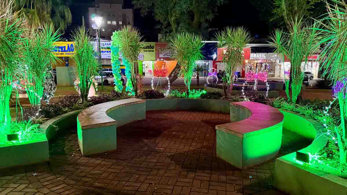 Ivaiporã entra no clima de Páscoa com decoração especial na praça
