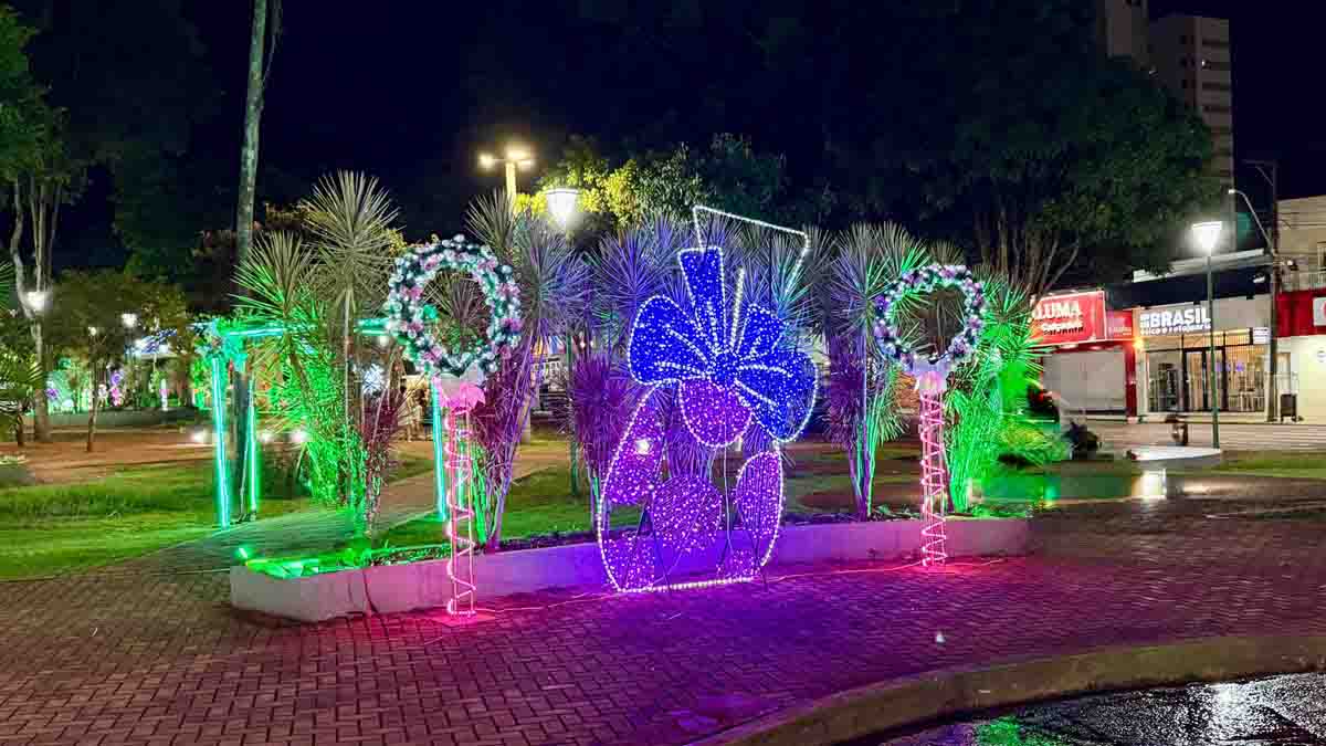 Ivaiporã entra no clima de Páscoa com decoração especial na praça