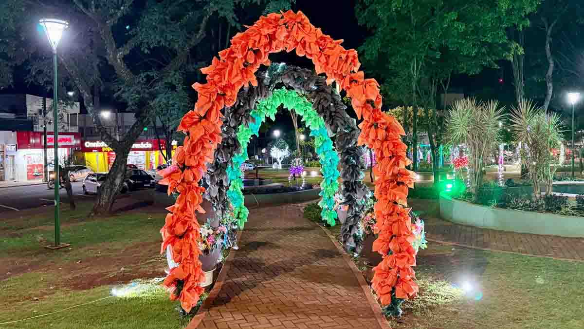 Ivaiporã entra no clima de Páscoa com decoração especial na praça