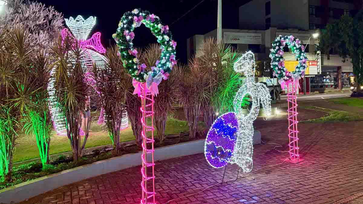 Ivaiporã entra no clima de Páscoa com decoração especial na praça