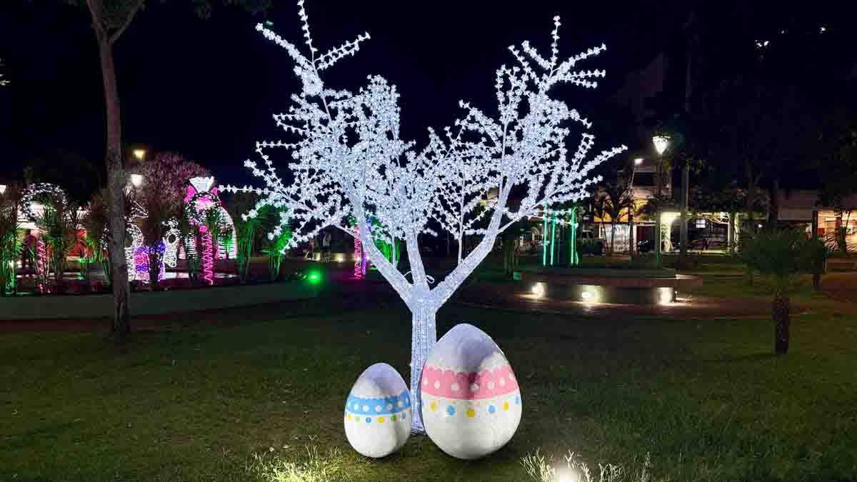 Ivaiporã entra no clima de Páscoa com decoração especial na praça