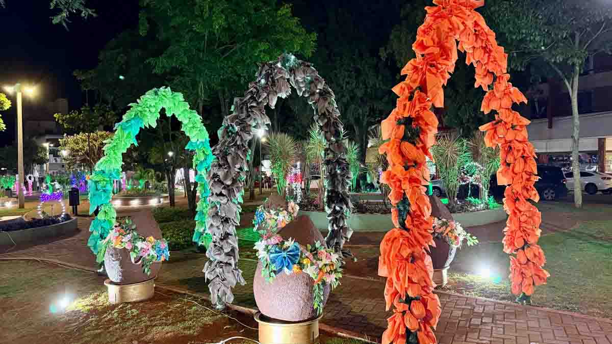 Ivaiporã entra no clima de Páscoa com decoração especial na praça
