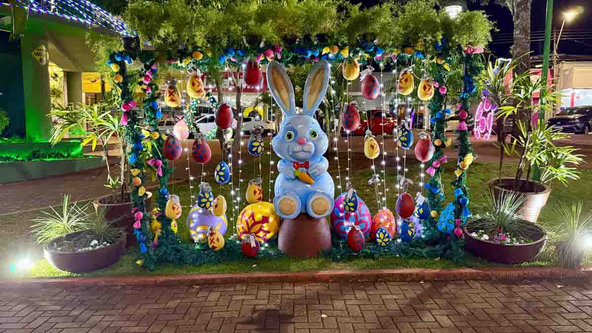 Ivaiporã entra no clima de Páscoa com decoração especial na praça