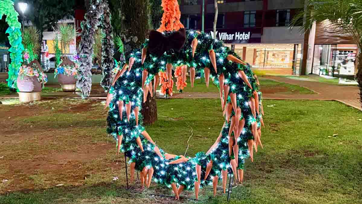 Ivaiporã entra no clima de Páscoa com decoração especial na praça