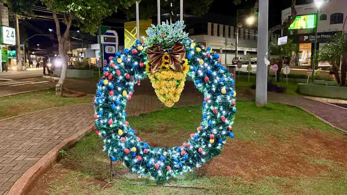Ivaiporã entra no clima de Páscoa com decoração especial na praça