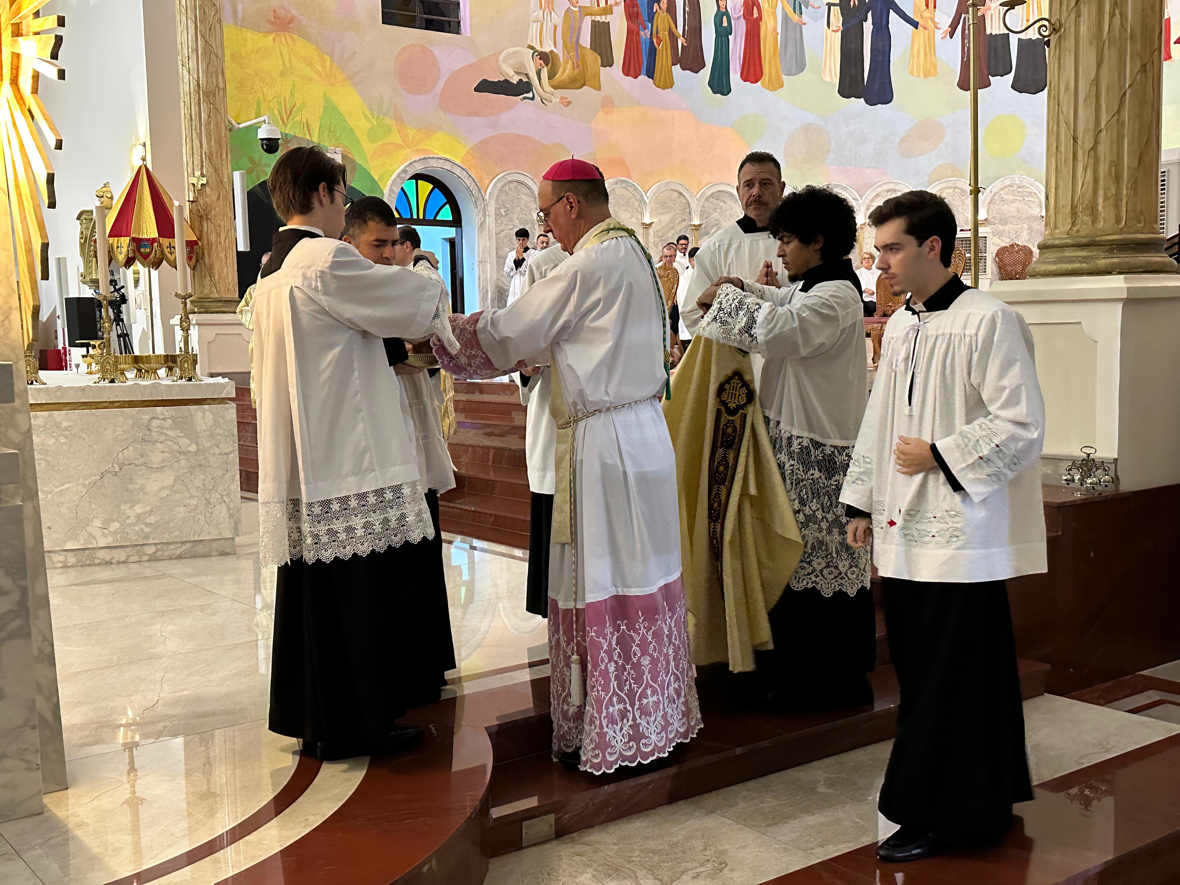 Missa do Lava-Pés lota Catedral e abre celebrações do Tríduo Pascal