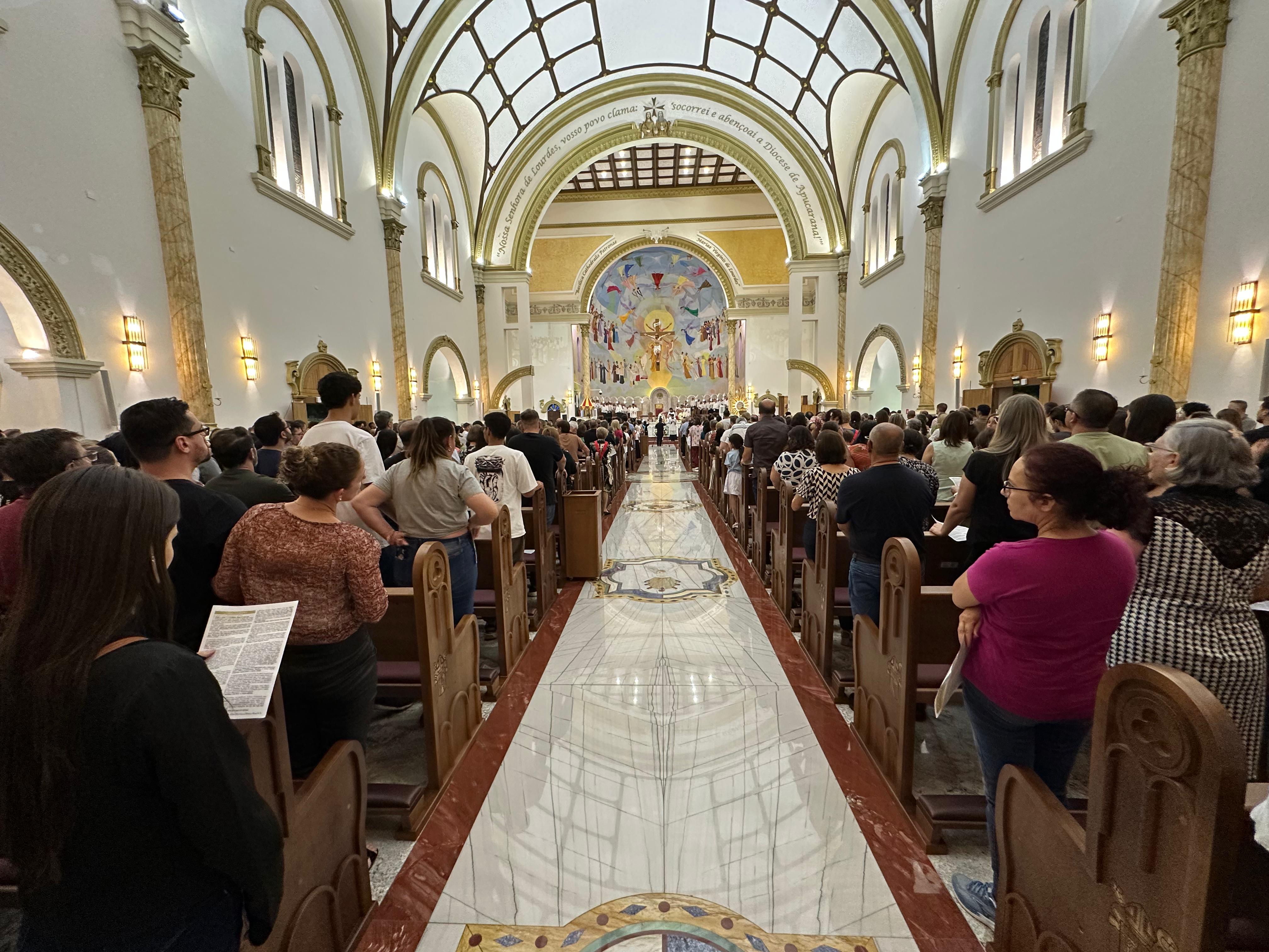 Missa do Lava-Pés lota Catedral e abre celebrações do Tríduo Pascal
