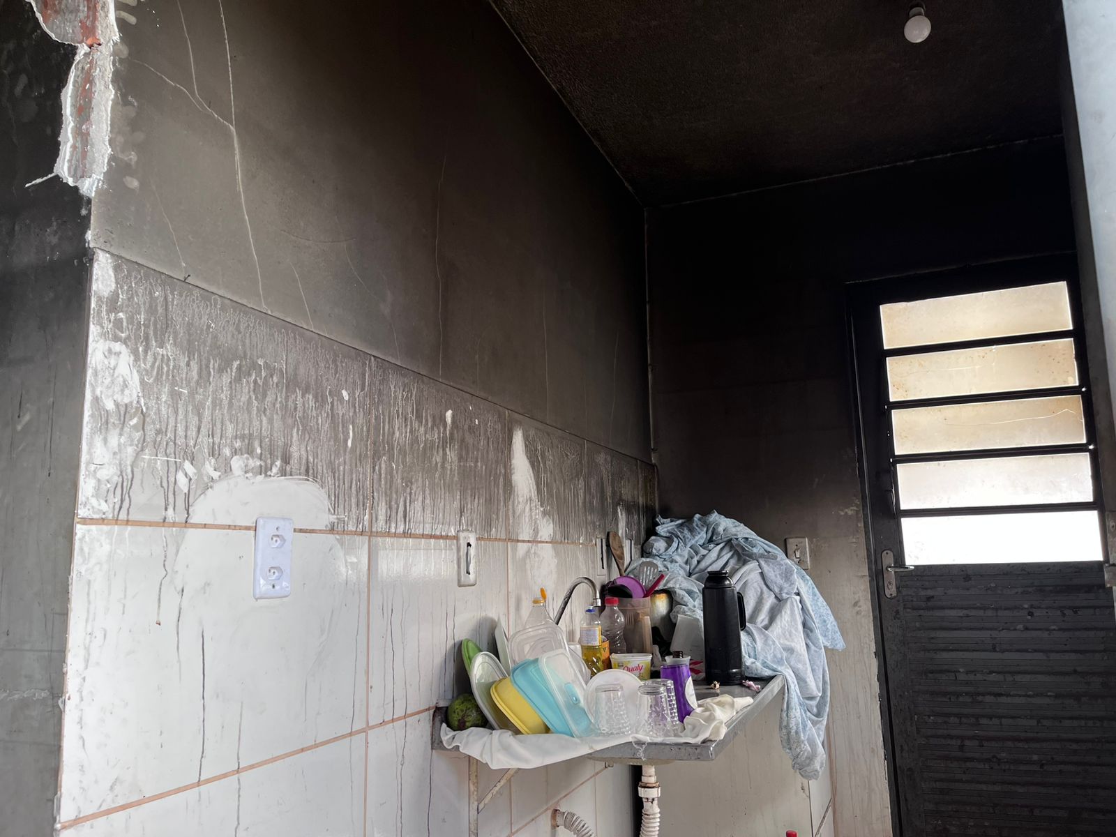 Mulher perde tudo após curto-circuito causar incêndio no Solo Sagrado, em Apucarana