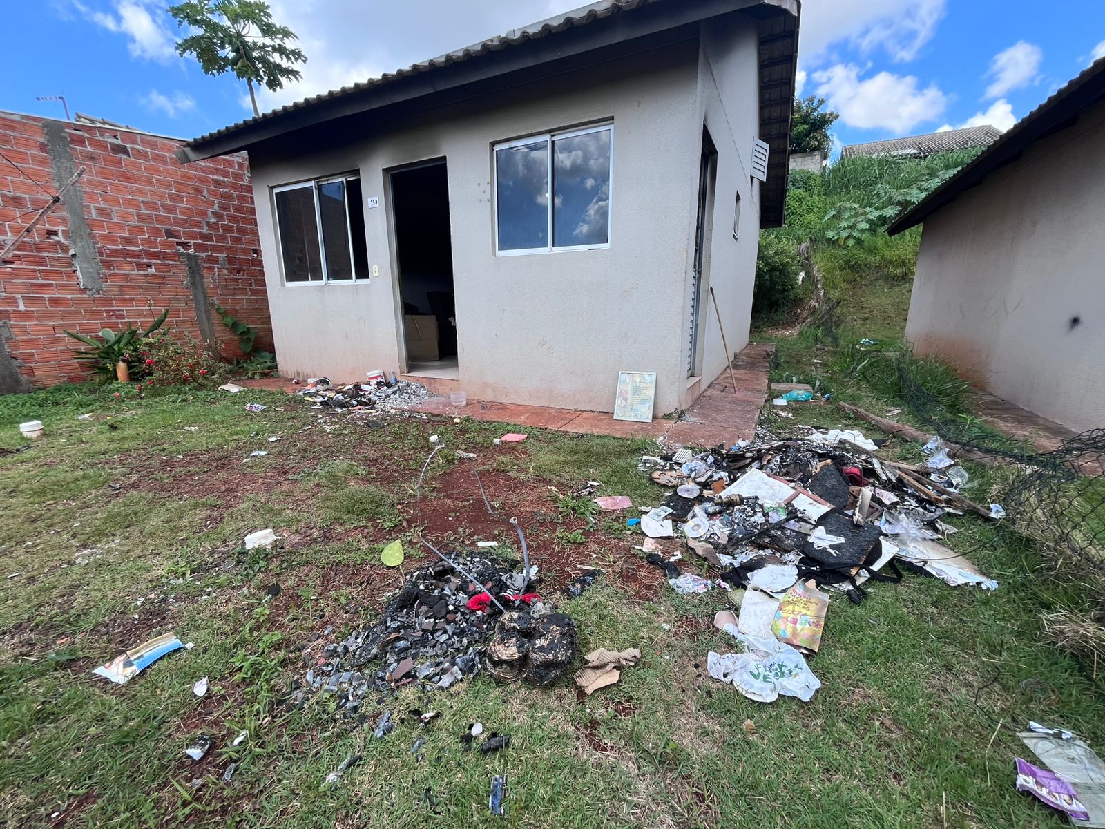 Mulher perde tudo após curto-circuito causar incêndio no Solo Sagrado, em Apucarana