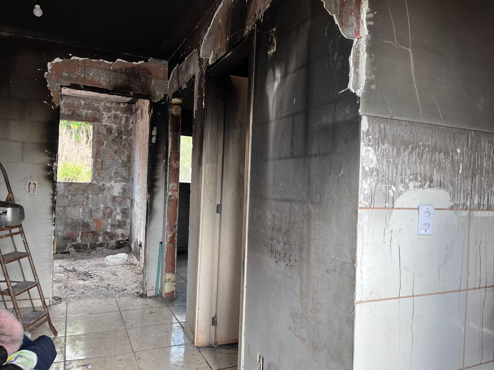 Mulher perde tudo após curto-circuito causar incêndio no Solo Sagrado, em Apucarana