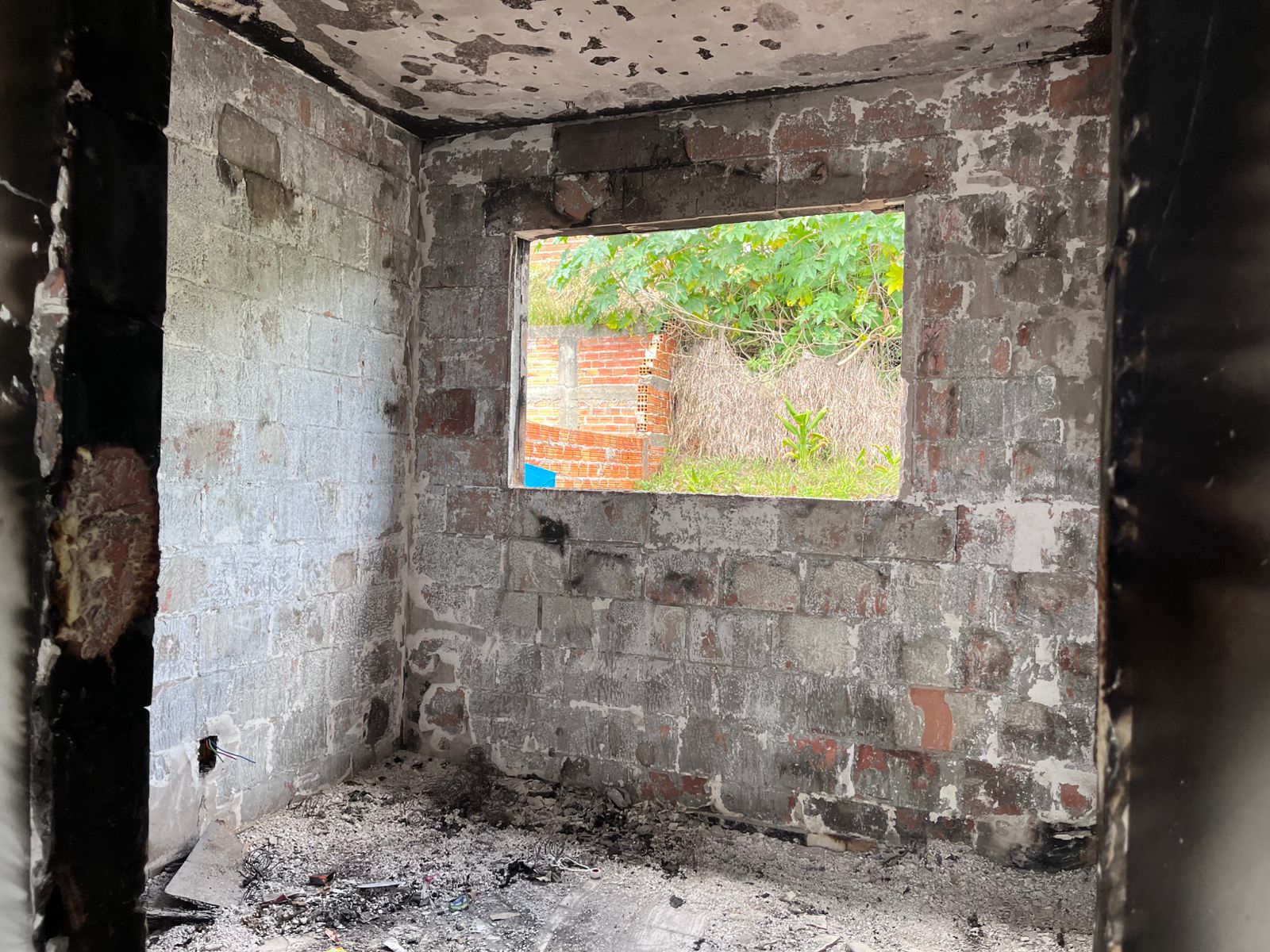 Mulher perde tudo após curto-circuito causar incêndio no Solo Sagrado, em Apucarana