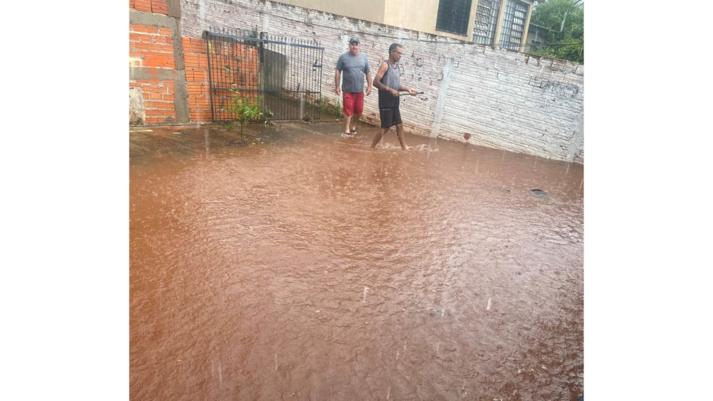 Prefeitura mobiliza equipes após chuvas intensas e atende famílias afetadas em Apucarana