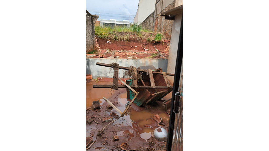 Prefeitura mobiliza equipes após chuvas intensas e atende famílias afetadas em Apucarana