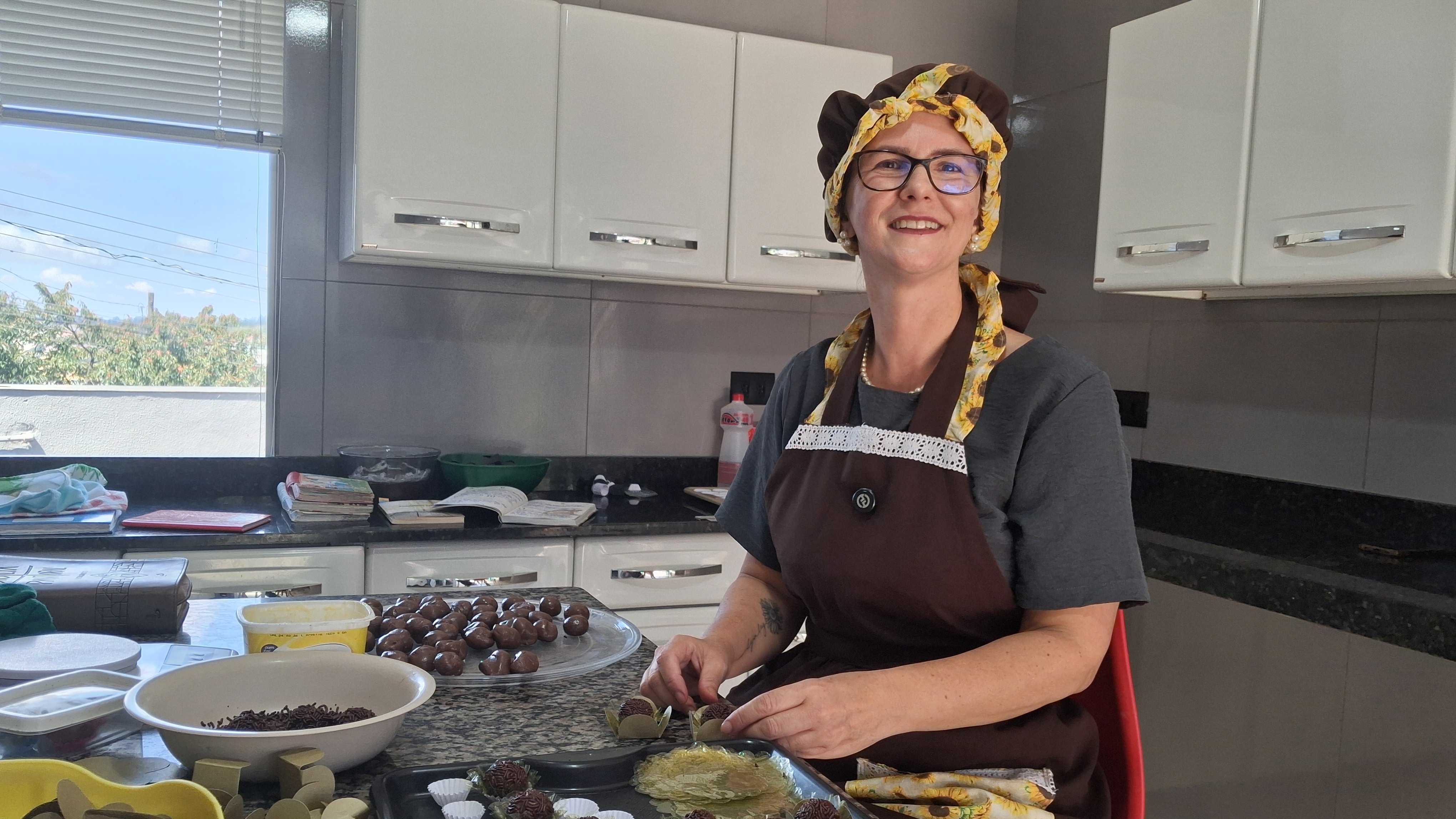 Projeto de fé: servidora faz doces solidários para ajudar o próximo