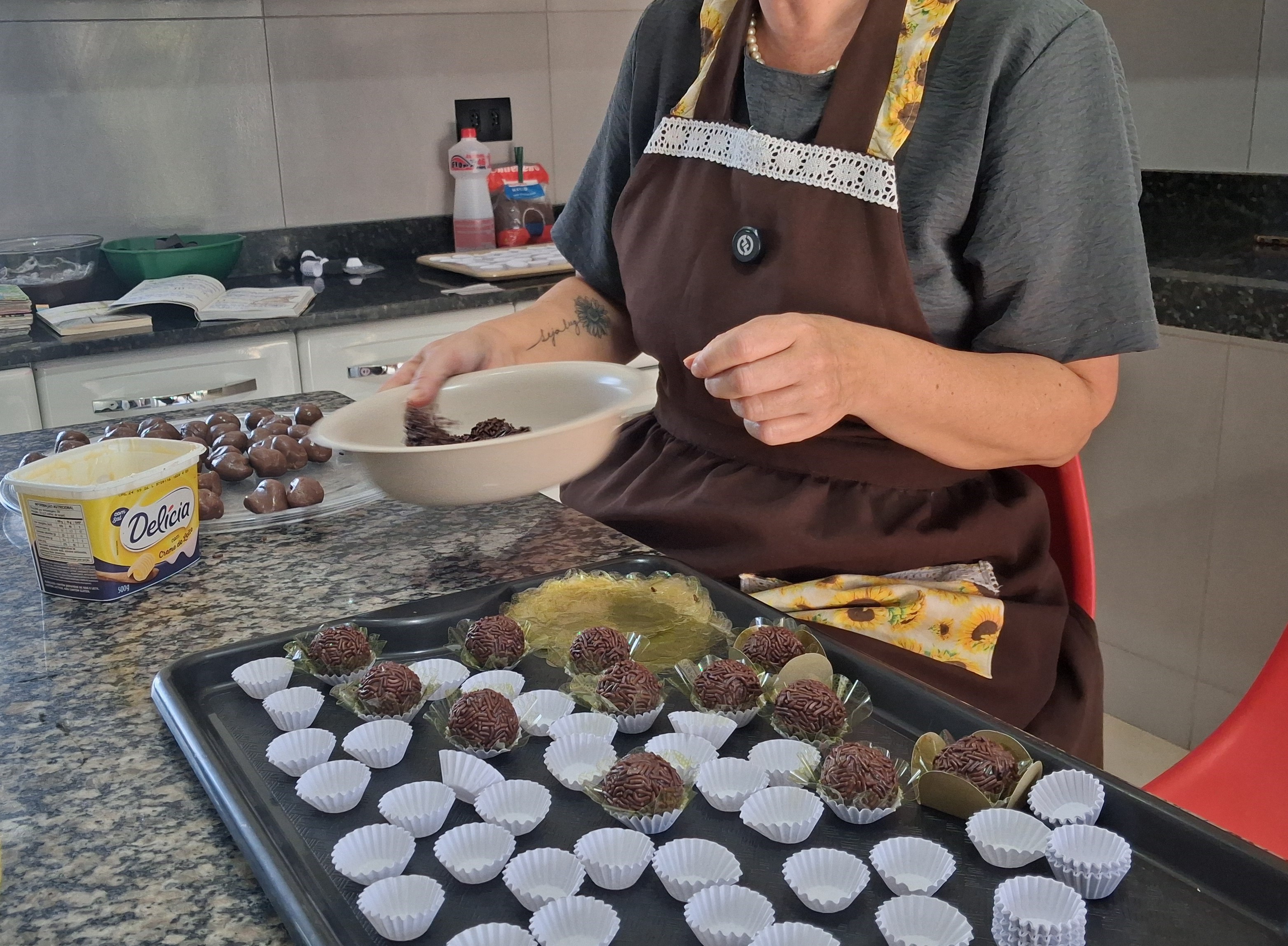 Projeto de fé: servidora faz doces solidários para ajudar o próximo