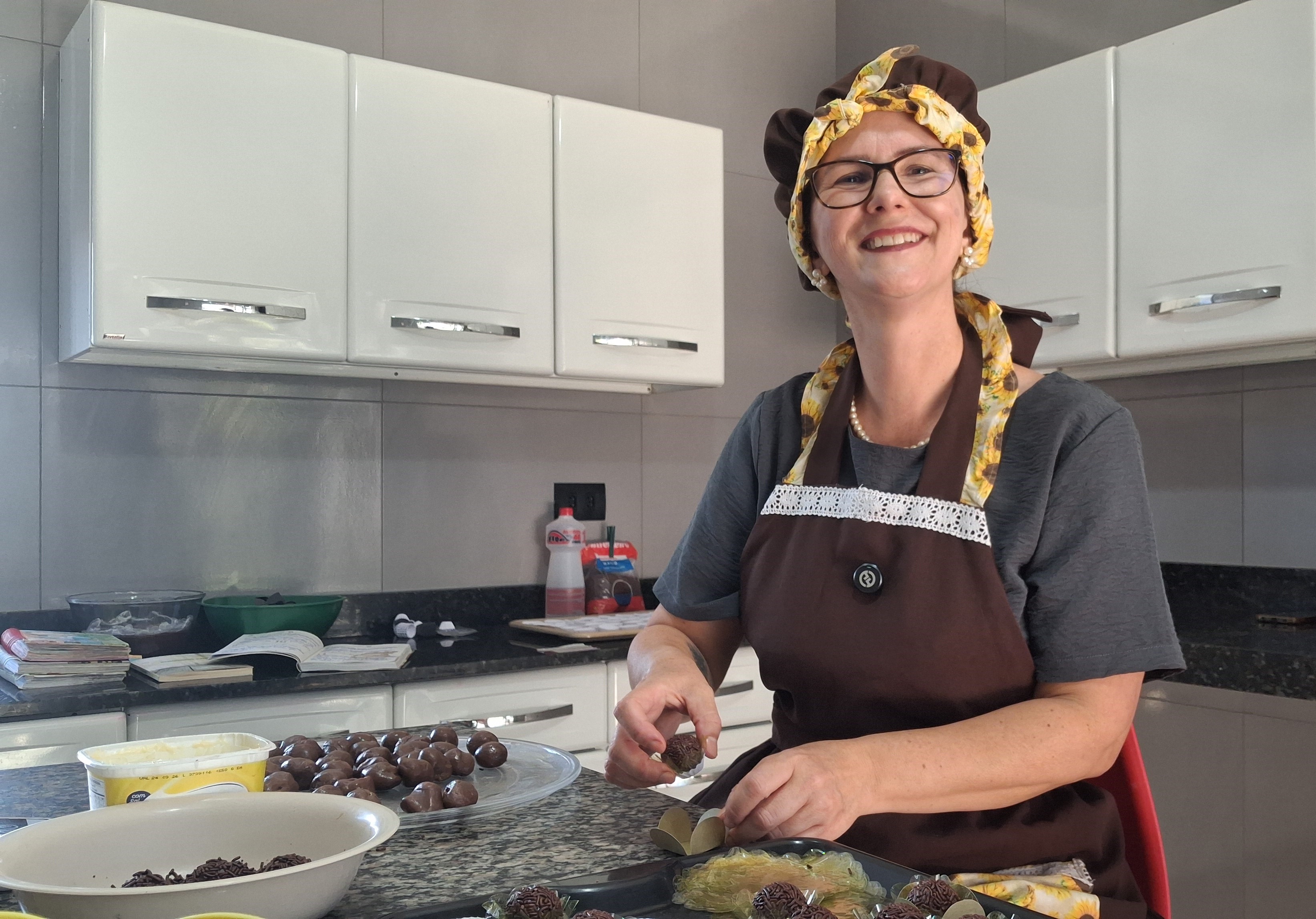 Projeto de fé: servidora faz doces solidários para ajudar o próximo