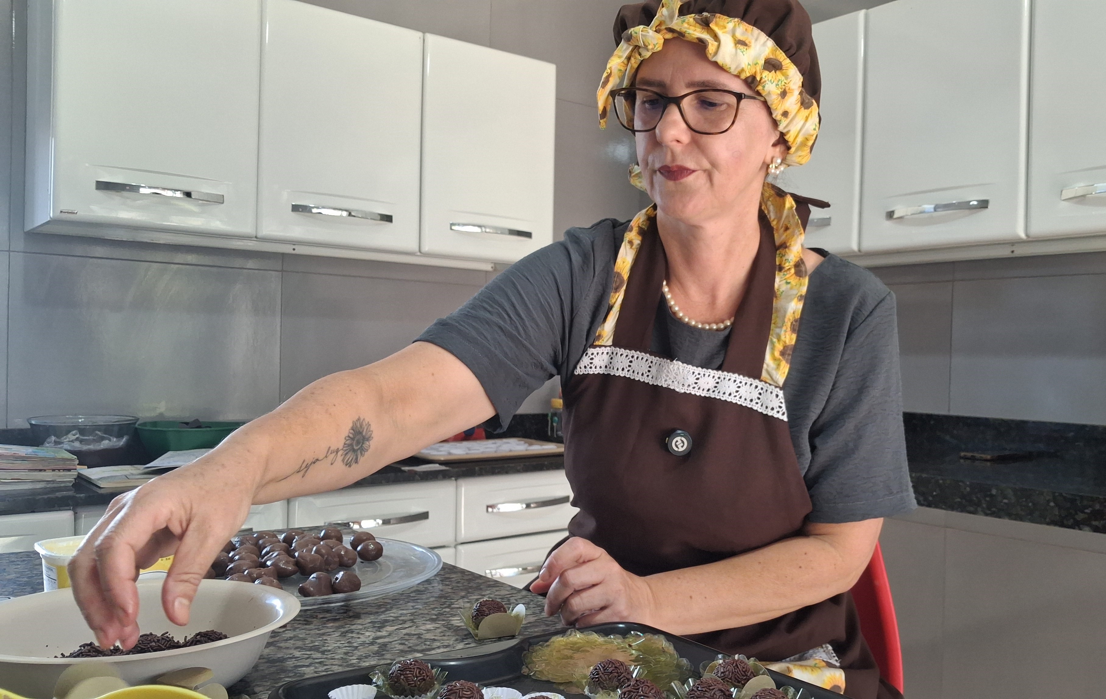 Projeto de fé: servidora faz doces solidários para ajudar o próximo