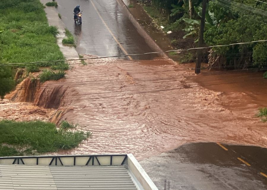 Temporal causou alagamentos e estragos na cidade