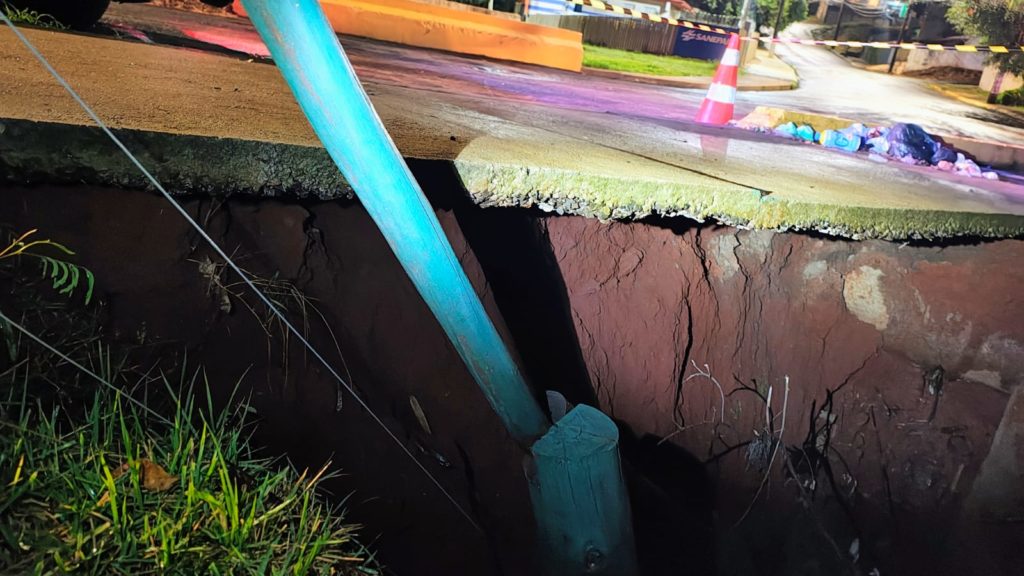 Temporal provocou inundações relâmpago e quedas de árvores em Apucarana