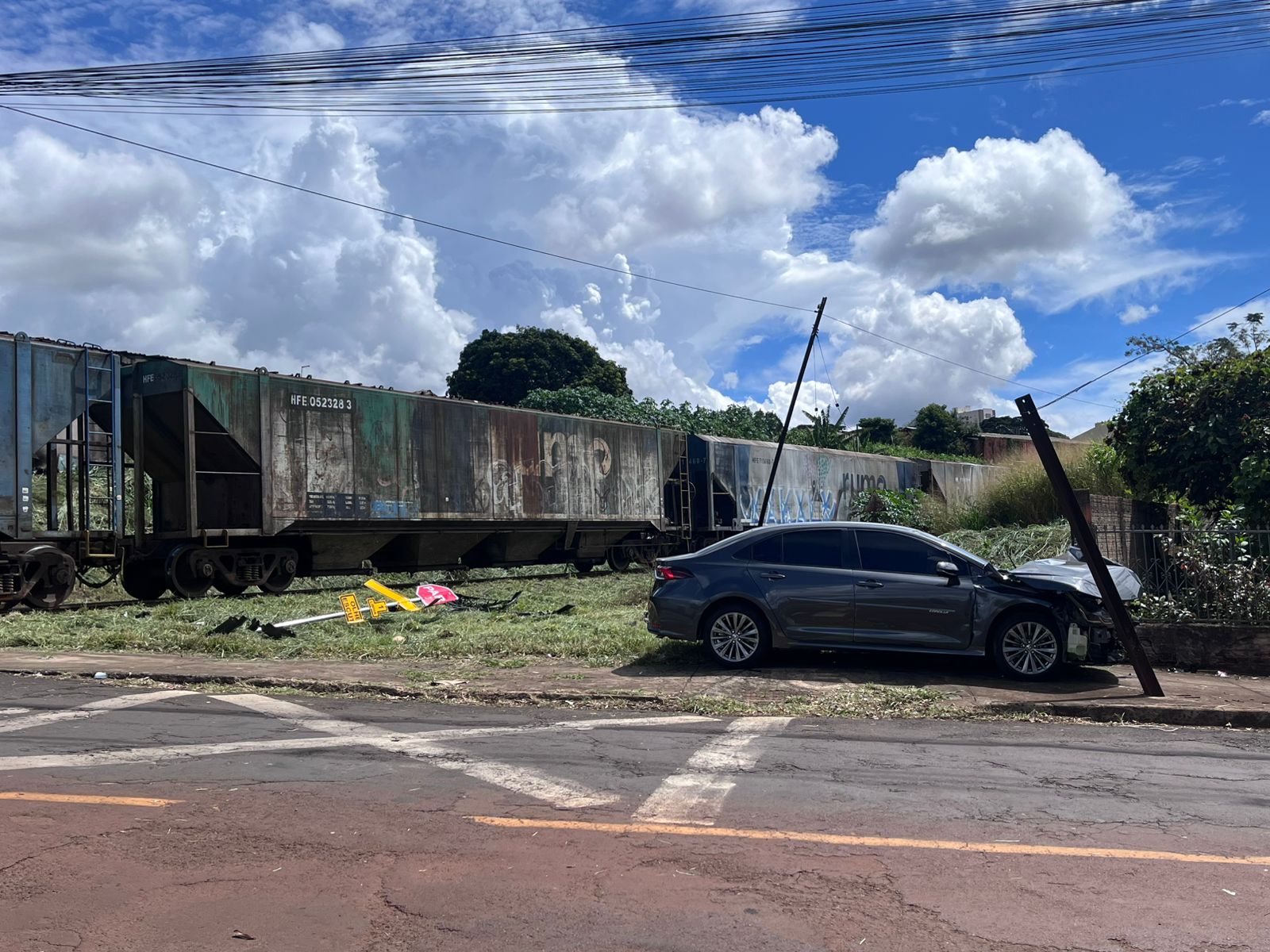 "Tentei achar a ré, mas não deu tempo", diz motorista de carro atingido por trem em Apucarana