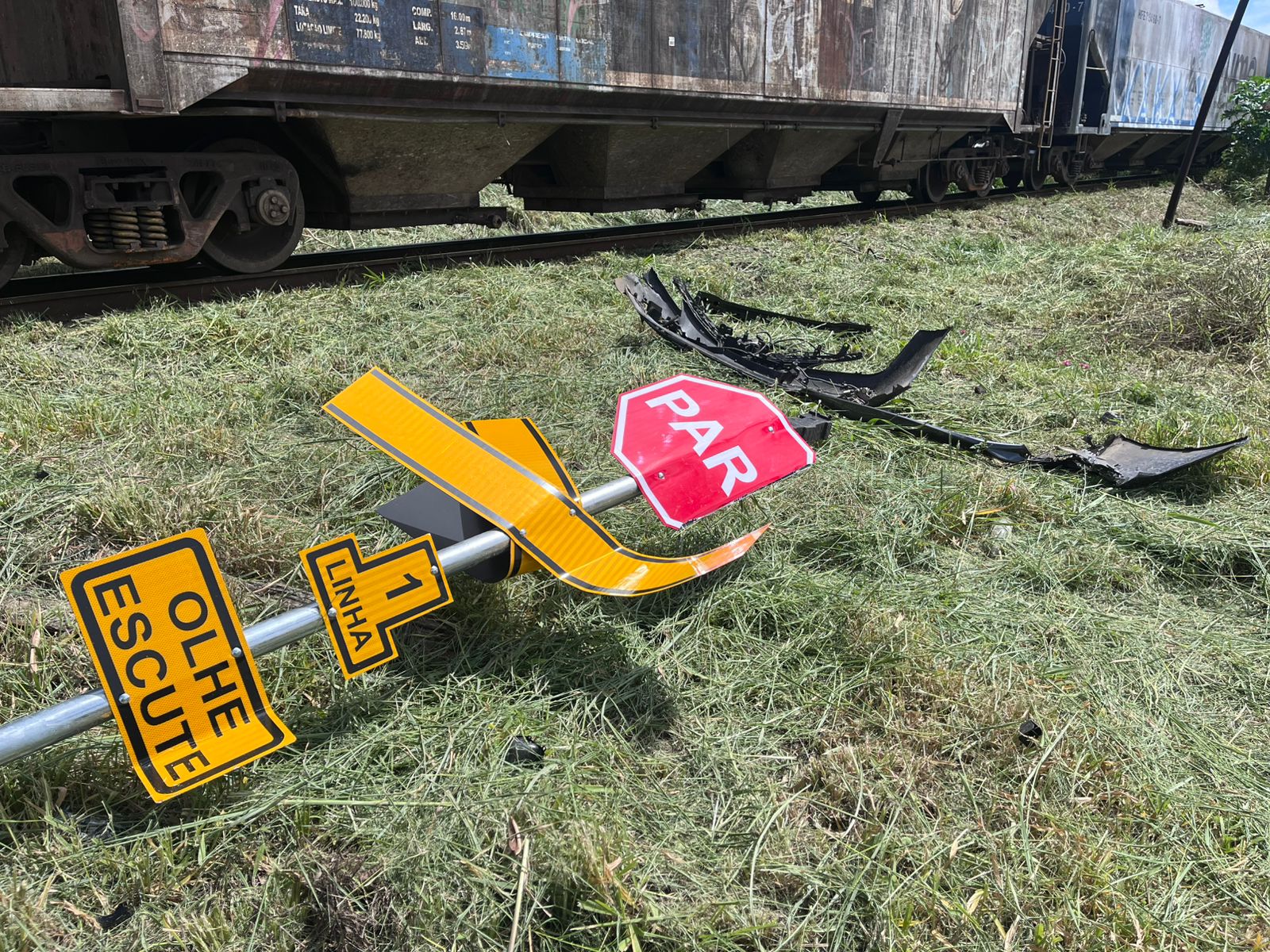 "Tentei achar a ré, mas não deu tempo", diz motorista de carro atingido por trem em Apucarana