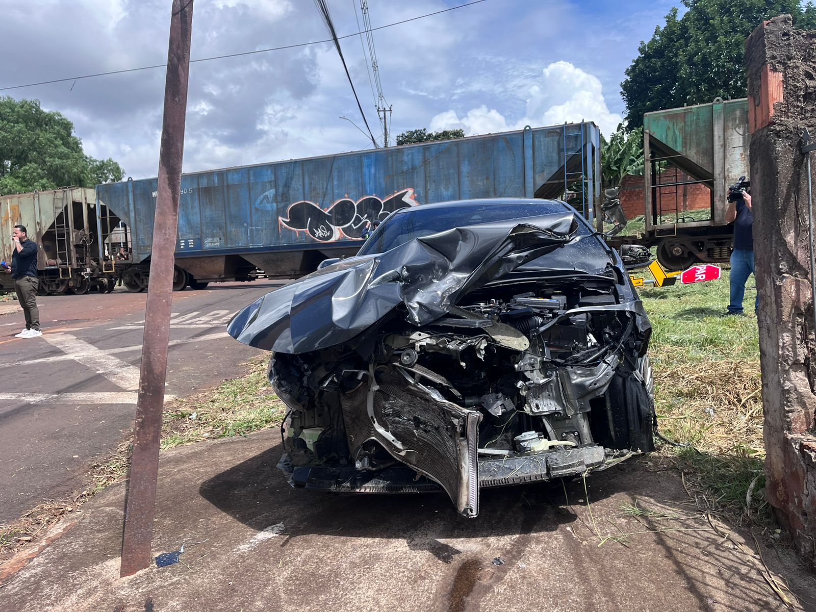 "Tentei achar a ré, mas não deu tempo", diz motorista de carro atingido por trem em Apucarana