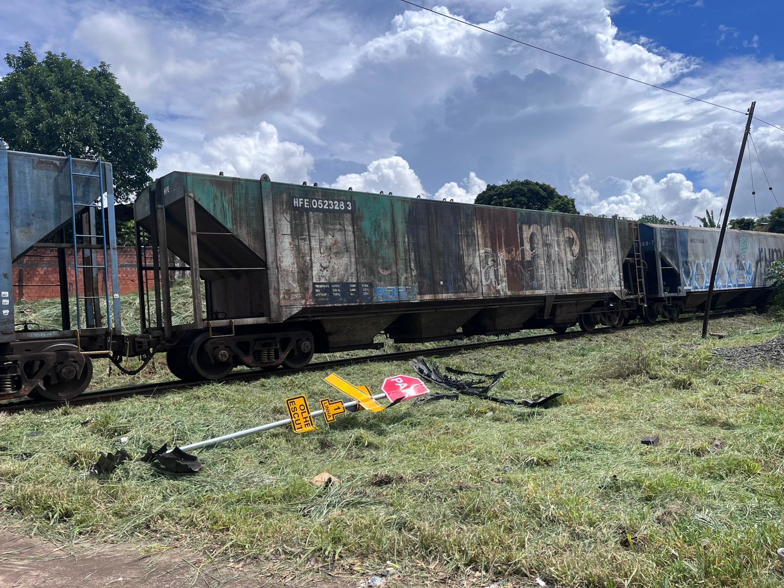 "Tentei achar a ré, mas não deu tempo", diz motorista de carro atingido por trem em Apucarana