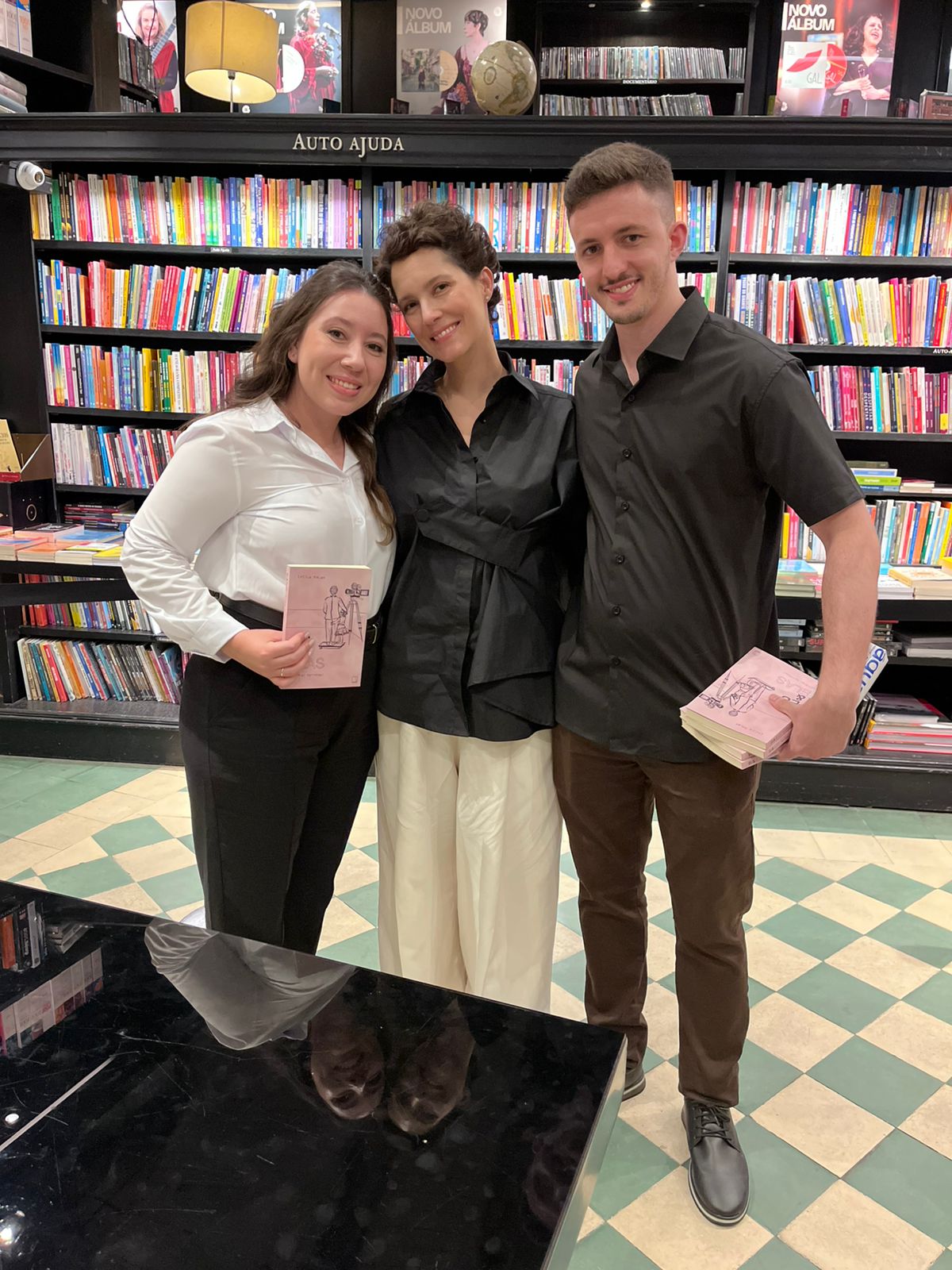 Bia e o namorado, Diego, durante o lançamento do livro.