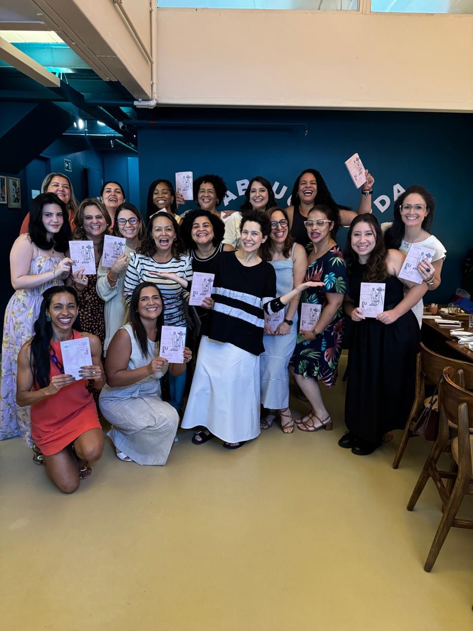 Algumas das 21 mulheres retratadas no livro estiveram presentes no lançamento da obra.
