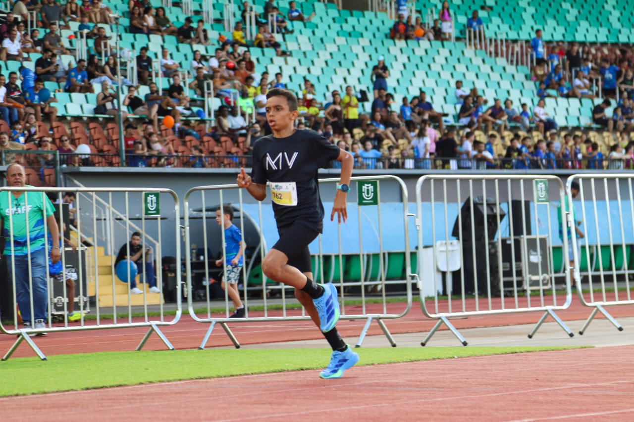 Atleta apucaranense de 10 anos quebra dois recordes paranaenses no atletismo
