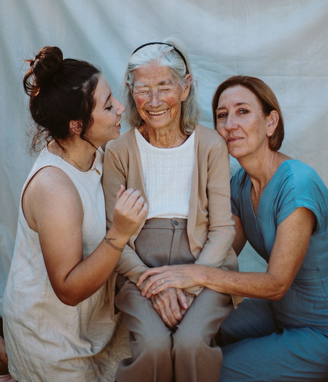 Beatriz com a mãe, Teresinha, e da avó, Guinoefa.