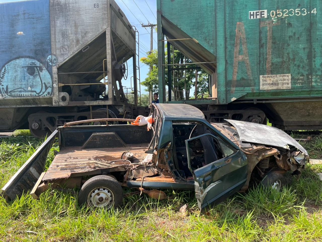 Carro é atingido por trem na entrada do "Fariz Gebrim" em Apucarana