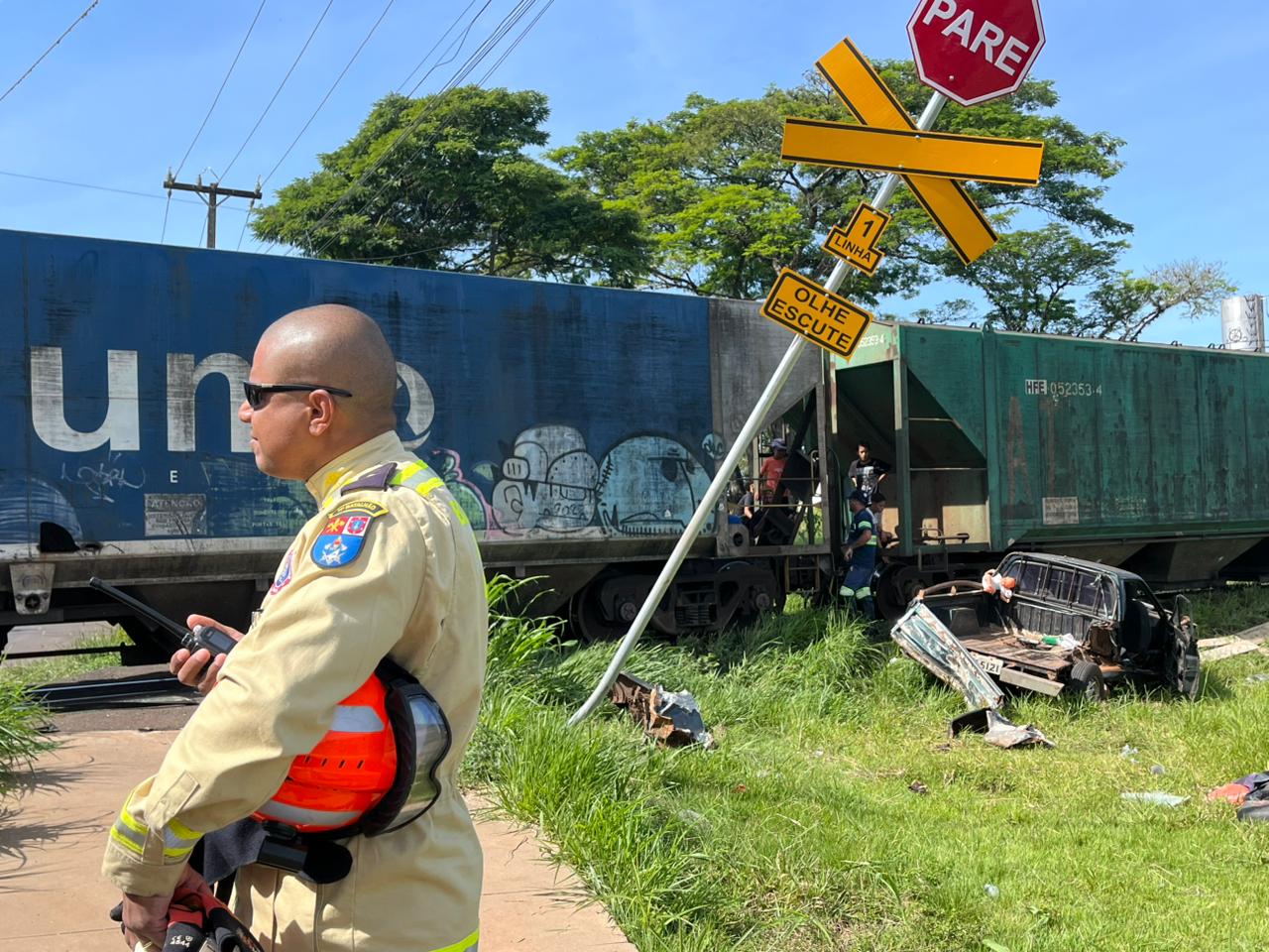 Carro é atingido por trem na entrada do "Fariz Gebrim" em Apucarana