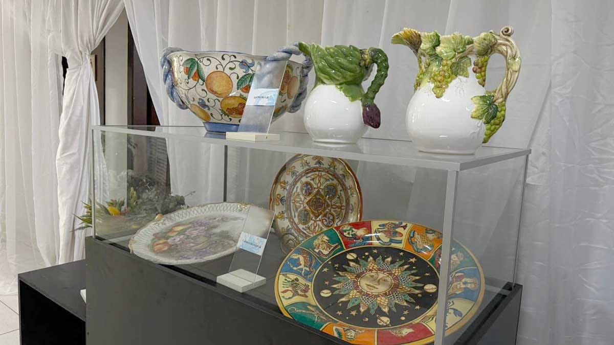 Exposição de pintura em faiança e porcelana em Ivaiporã segue até sexta-feira